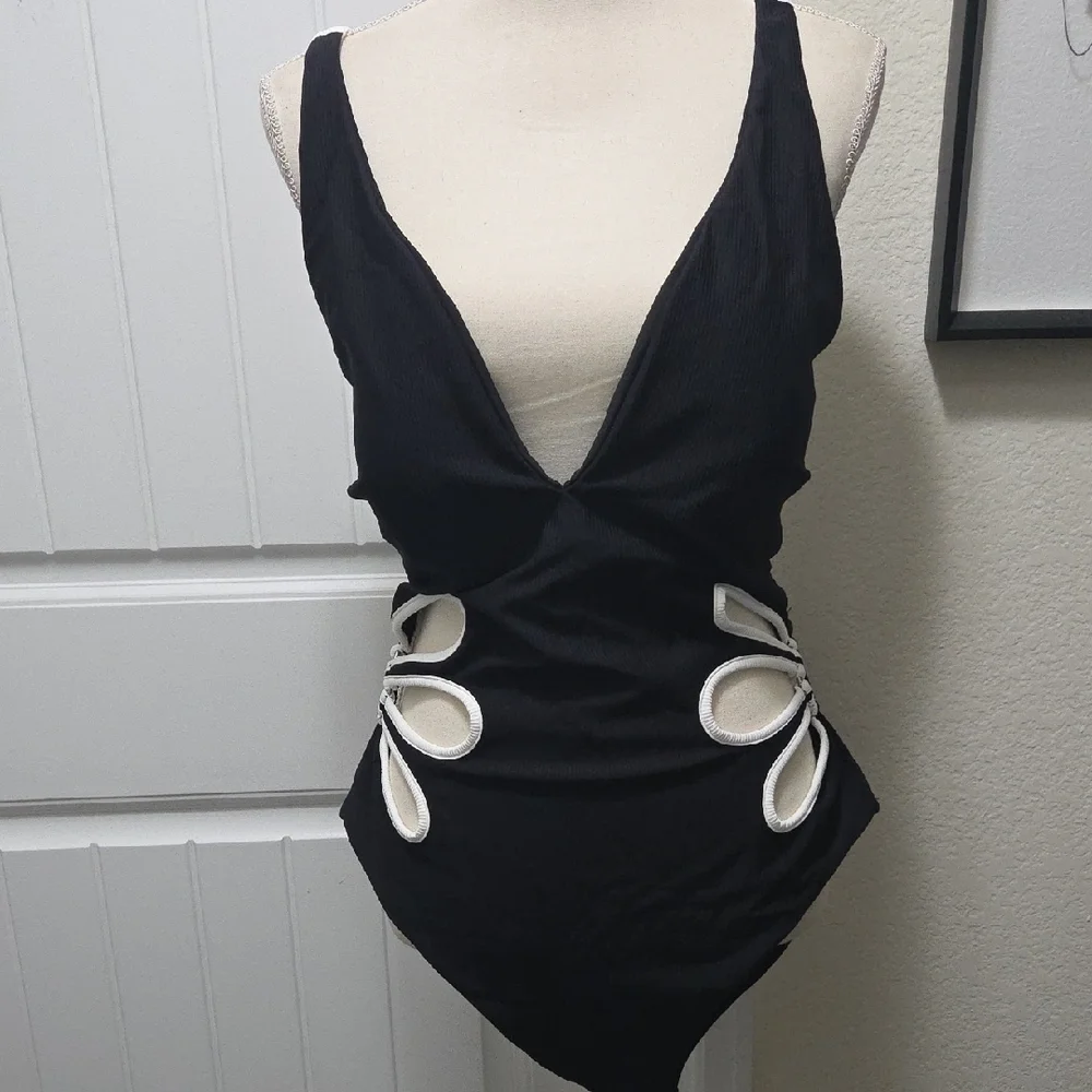 Berlook Black and White Women's Swimsuit - Picture 4 of 7
